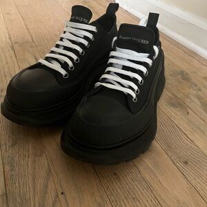 Alexander McQueen Black and White Sneakers Low-Top Design